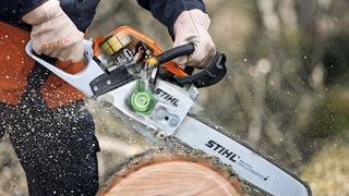 Scene desprinse din filmele de groaza la Iasi. Un barbat a atacat cu drujba politistii. "Va tai picioarele, va omor!"