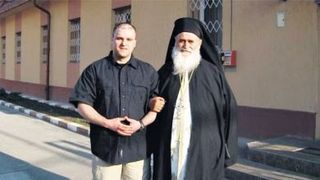 Povestea impresionanta a preotului care l-a vizitat pe Kostas Passaris in puscarie! Are 85 de ani si este cunoscut ca duhovnicul detinutilor, el &ldquo;cumpara libertatea puscariasilor&rdquo;