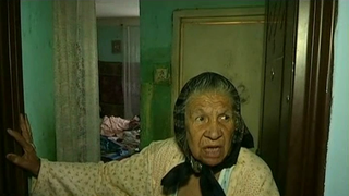 Oamenii dintr-un bloc din Bucuresti sunt terorizati de o vecina. "Cad viermii de la ea din casa. Ne mananca gandacii de ce e acolo" - Politistii au incremenit cand au vazut cum arata apartamentul