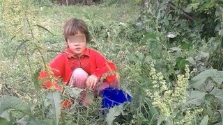 Fetita de 14 ani din Tulcea, batuta de mama si care manca iarba de foame, a ajuns in grija statului. Vecinii fac dezvaluiri cutremuratoare: "A gasit-o in cocina, manca porumb de la porc"