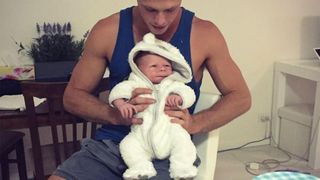 Un student de 23 de ani a devenit tata si bunic in acelasi timp! Povestea tanarului care a emotionat intreaga lume