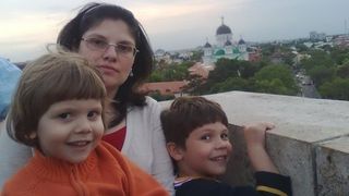 Andreea Anghel, alaturi de cei doi baieti ai ei, inainte de tragedie. In prim plan este Ionut