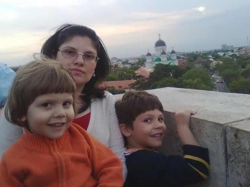 Andreea Anghel, alaturi de cei doi baieti ai ei, inainte de tragedie. In prim plan este Ionut