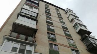 Un adolescent de 17 ani din Piatra Neamt s-a aruncat de pe bloc! A lasat un mesaj de adio pe telefonul mobil