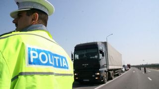 Politistii din Satu Mare au descoperit 240.000 de tigarete ascunse in compartimentul de marfa al unei autoutilitare