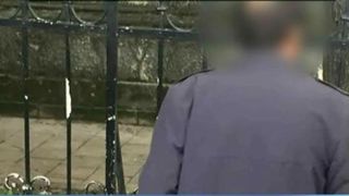 E o amenintare pentru copiii din oras, insa e cercetat in libertate! Imagini cu presupusul obsedat sexual din Ploiesti