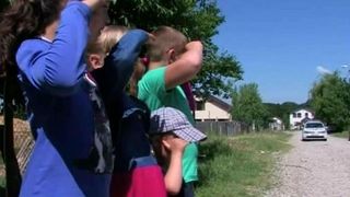 Surpriza uriasa de 1 iunie pentru copiii care au inceput sa cante imnul Romaniei cand au vazut masina de politie