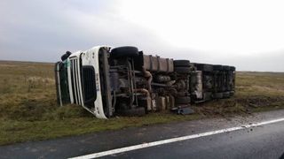 Valcea: Trafic rutier ingreunat pe DN7, circulatie feroviara blocata, din cauza unui tir rasturnat