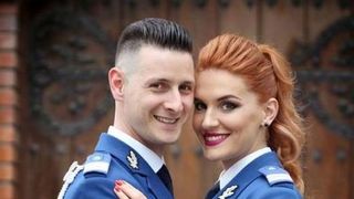 Alexandra si Paul sunt jandarmii din Hunedoara care s-au casatorit in uniforme. Fotografiile au starnit un val de simpatie