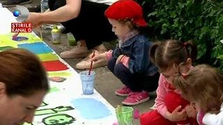 Copiii din Galati au colorat o panza lunga de 500 de metri. Pictura ar putea sa intre in Cartea Recordurilor