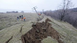 Sase gospodarii din judetul Valcea, evacuate in urma unei alunecari de teren