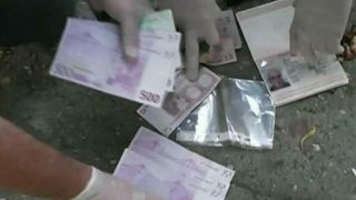 Aveti mare grija la tranzactiile valutare! Cativa indivizi ar fi reusit sa puna pe piata mii de bancnote false de 100 de dolari