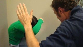 A fost condamnata la 4 ani de inchisoare dupa ce s-a aparat de bataile crunte ale fostului sot: "M-a lovit cu lemnul si cu parul si cu lama de la drujba"