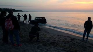 Sofer din Franta, amendat de catre politisti dupa ce a intrat cu masina pe plaja din Vama Veche