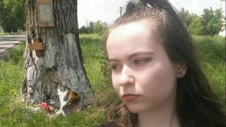 Omagiu bizar pentru Dan Condrea! O tanara si-a facut selfie cu pisica, la copacul in care patronul HexiPharma si-a strivit masina!