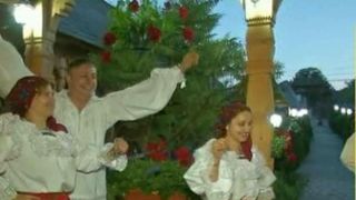 Maramuresul petrece din zori zilei pana noaptea tarziu. Turistii canta si danseaza de mama focului inca de pe 1 iunie.