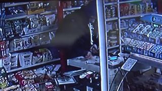 Tanar de 19 ani, surprins de camerele de supraveghere cum bate cu bestialitate vanzatoarea unui magazin