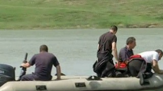 Tanarul scos de scafandri dintr-un lac din judetul Ilfov, transportat cu manevre de resuscitare in curs la Spitalul "Bagdasar Arseni"