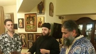 Imagini nemaivazute cu Aurelian Preda! Cantaretul si-a sfintit casa cu doar trei luni inainte sa moara! Slujba a fost tinuta de doi preoti care au miruit peretii plini de icoane, tablouri si cruci!