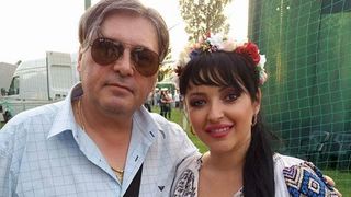 Cornel Gales incepe sa-si revina dupa moartea Ilenei Ciuculete! La pomana de sambata a aparut barbierit si aranjat! Prietenii s-au bucurat cand l-au vazut schimbat in bine, cu un tonus mai ridicat! Vaduvul a impartit costumele populare ale artistei! VIDEO