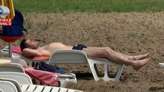 Cea mai ieftina statiune de pe litoral! Sezlongul este numai 5 lei, iar apa numai buna de facut o baie