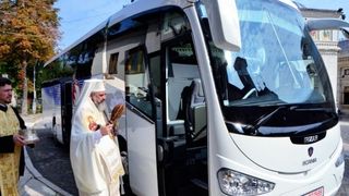 Preafericitul Daniel a sfintit autocarele agentiei de turism a Patriarhiei