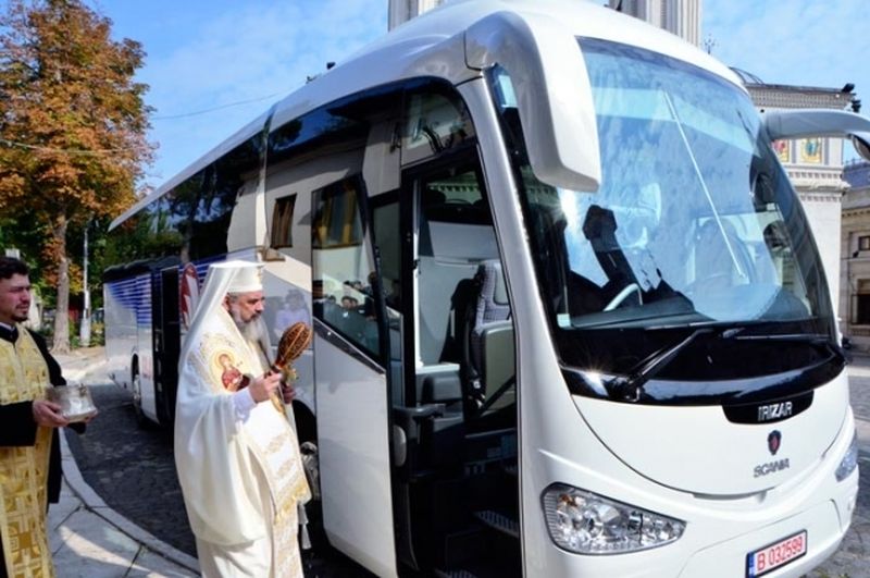Preafericitul Daniel a sfintit autocarele agentiei de turism a Patriarhiei
