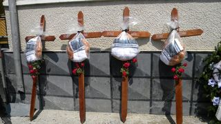 Zi neagra in familia tinerilor morti in accidentul din Viisoara. Cei patru frati au fost condusi astazi pe ultimul drum