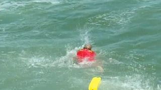 Valuri uriase pe litoral. Turisti, trasi in larg de curentii puternici