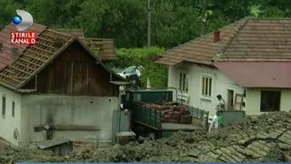 Dubla disperare pentru localnicii din Alunu, de Valcea, comuna unde pamantul o tot ia la vale. Oamenii ramasi fara case se intreaba daca vor primi despagubiri