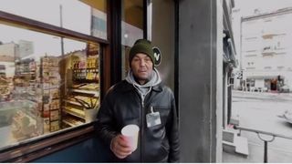 Euronews: Povestea lui Florian, unul dintre romanii care isi castiga existenta pe strada - "Lupt pentru fiul meu, pentru familia mea"