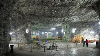 Incendiu la salina din Ocnele Mari. Un autocar turistic a luat foc in tunel