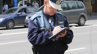 Un barbat din Galati care a jignit politisti locali intr-o petitie, dar si pe internet a fost amendat cu 1.000 de lei