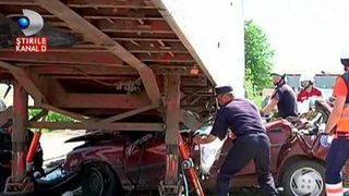 Cu viteza ametitoare a condus un tanar spre moarte. Masina in care se afla cu un prieten s-a facut praf sub un tir, iar totul a fost filmat de o camera de supraveghere.