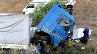 Suceava: Trafic feroviar si rutier restrictionat dupa ce un TIR s-a rasturnat pe calea ferata
