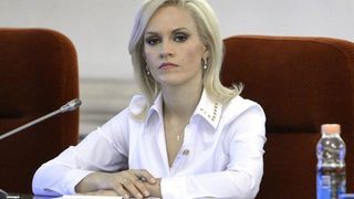 Scandal la Primaria Capitalei, dupa ce mai multi cetateni au incercat sa intre la o sedinta la care participa si Gabriela Firea. Mai multi politisti au fost raniti