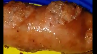 O femeie din Botosani a cumparat carnati de la un supermarket si cand i-a prajit a avut parte de un soc: "Nu se poate asa ceva" - Ireal ce aveau in ei