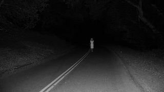 Era singura in masina in toiul noptii cand i s-a parut ca vede un copil in mijlocul drumului. Cand era gata sa coboare sa-l ajute, a inlemnit. Ce s-a intamplat