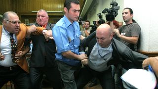 Trei politisti locali au ajuns la spital dupa o altercatie cu mai multe persoane ce doreau sa ia parte la sedinta Consiliului General al Capitalei - Ce a declarat Gabi Firea despre incident