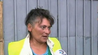 Ca la noi, la nimeni! Imagini revoltatoare au fost filmate la Timisoara. Angajatii unei firme de salubrizare transporta gunoiul cu... tramvaiul