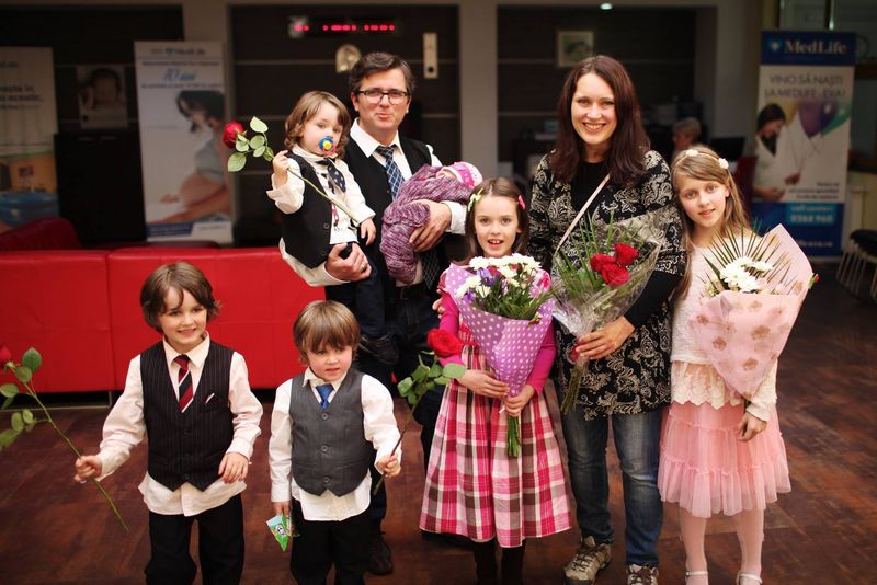 Familia Bodnariu, cu toti cei sase copii