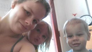 Ce le-a facut aceasta mama copilasilor sai este ingrozitor. Fetita avea 3 ani, iar baietelul doar 1 an