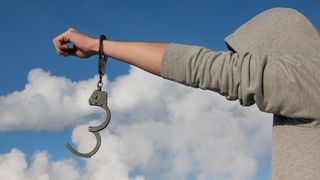 Adolescent de 14 ani aflat sub masura controlului judiciar, prins in flagrant si retinut de politistii hunedoreni