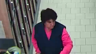 Femeie suspectata ca a furat sacosa unui client dintr-un supermarket din Pitesti, cautata de politisti