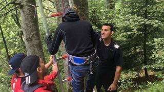 Turist francez, ramas agatat cu parapanta in copaci, in apropiere de Sinaia. El a fost dat jos de catre pompieri