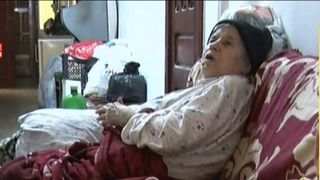 O batrana de 80 de ani si fiul ei, nevoiti sa locuiasca in holul unui bloc! Au fost evacuati de unde stateau, iar acum risca sa ajunga in strada