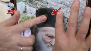 Minune la mormantul parintelui Iustin Parvu! Credinciosii au vazut cu ochii lor cum din fotografia ctitorului a iesit mir.