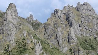 Un turist supraponderal, plecat intr-o drumetie pe munte, a chemat de urgenta pompierii! Barbatului i s-a facut rau si nu a mai putut cobori