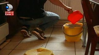 Le ploua in apartamente si nu pot sa faca nimic: "Stam cu pampersi la usa"- Cum s-a ajuns in aceasta situatie