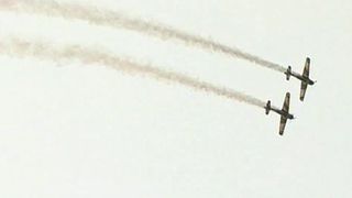 Cei mai buni piloti de acrobatie si-au dat intalnire, in acest weekend, la Timisoara. Profesionistii au atins parca cerul cu aeronavele pe care le-au manevrat fara emotie si i-au lasat cu gura cascata pe spectatori.